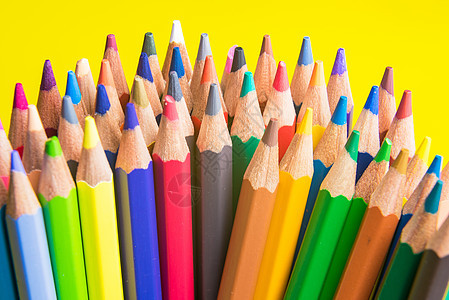 回到学校设置多彩多姿的铅笔五颜六色的制作形式 s木头团体蓝色大学桌子工具蜡笔教育橙子绘画图片
