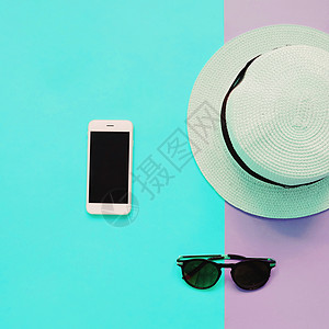 上智能手机巴拿马帽和太阳镜的平躺时尚图片