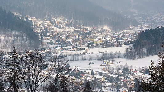冬季Szczzyrk镇的全景图片