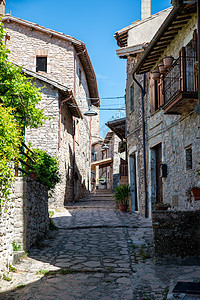 山上古老的马赛里诺村景观街道村庄纪念碑古董文化历史建筑地标蓝色图片