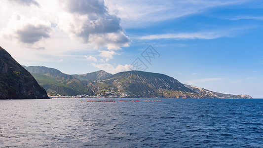 从海上看到的利帕里岛城市房子全景海景旅行爬坡旅游悬崖岩石蓝色图片