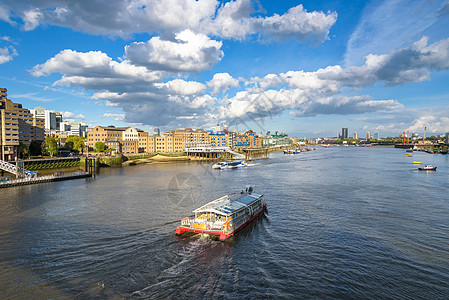 伦敦泰晤士河上的船景观吸引力城市码头观光英语王国蓝色旅行天空图片