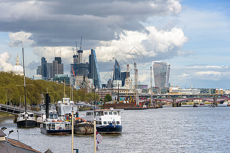 泰晤士河和伦敦市摩天大楼图片