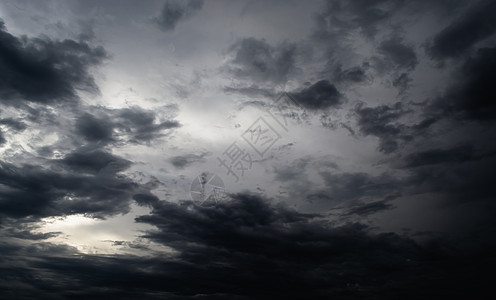 巨大的天空中的乌云暴雨风暴下雨黑色季节风景雨云力量天气环境云景图片