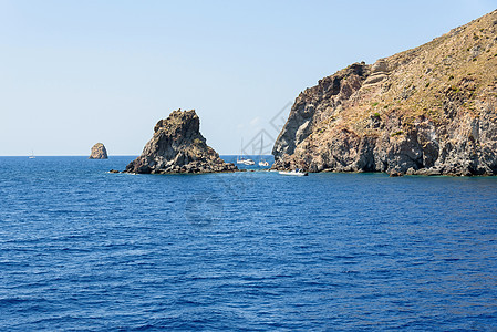 利帕里岛岩石海岸的游艇闲暇洞穴火山蓝色旅行海景石头海岸线巡航支撑图片