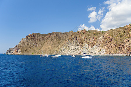 利帕里岛岩石海岸的游艇风景沿海晴天蓝色旅游洞穴假期闲暇岛屿天空图片