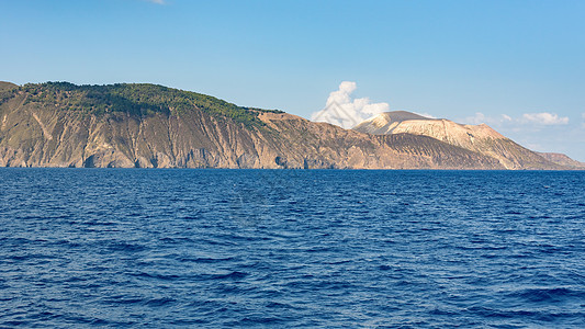 从海中看到的武尔卡诺岛旅行石头风神假期群岛地质学蓝色海岸天空悬崖图片