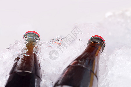 冰上一瓶可口可乐汽水图片