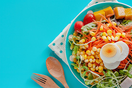 新鲜沙拉蔬菜 加煮鸡蛋 木勺和叉蓝色玉米小吃蛋黄重量烹饪营养厨房盘子黄瓜图片