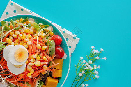新鲜沙拉蔬菜 配有煮鸡蛋和装饰花朵图片