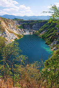 采矿采石场的美丽景色 加上一个洪涝区天空地球悬崖地标岩石公园森林游客蓝色风景图片