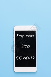 蓝背景移动电话上的留在家案文警报注意力商业警告手机停留暴发感染疾病预防图片
