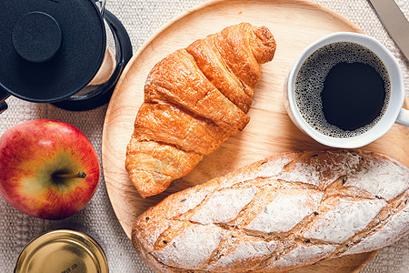 早餐自然素食主义者素食食物用牛奶 蜂蜜 面包和自然新鲜水果在桌上 健康营养概念的天然酮饮食 饮料和自制营养食品图片