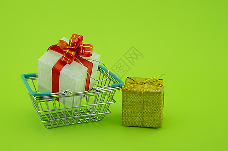 与购物篮一起购买礼品的买礼物概念图片
