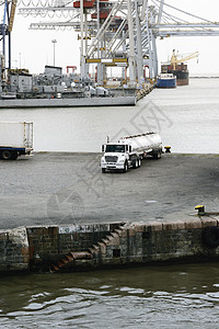 乌拉圭蒙得维的亚港燃料卡车油罐车图片