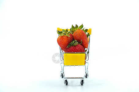 在白色背景上特写购物车的草莓 在白色背景上以异索拉特店铺杂货店市场美食购物销售甜点篮子零售木头图片