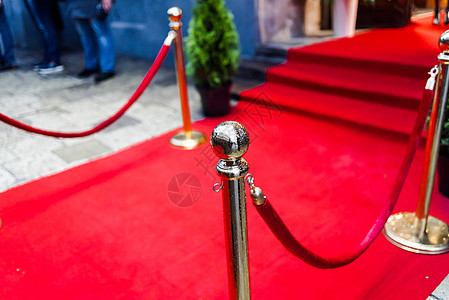 入口处的绳子屏障之间长长的红地毯优胜者庆典障碍地毯天鹅绒娱乐电视展示剧院隐私背景图片