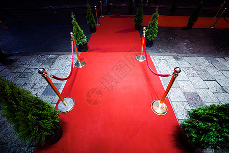 入口处的绳子屏障之间长长的红地毯天鹅绒奢华娱乐优胜者隐私贵宾地毯剧院电视绳索图片