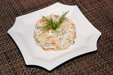俄国沙拉奥利维在白盘上服役盘子午餐茶点餐厅沙拉营养小吃美食土豆桌子图片