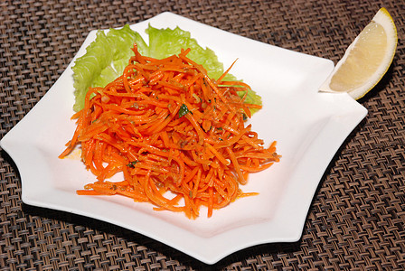 白盘上加柠檬的韩国胡萝卜沙拉餐厅饮食烹饪蔬菜食物橙子小吃美食盘子香料图片