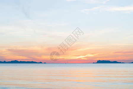 夏季海景 蓝蓝色软海天空 黄云背景图片