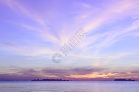 夏天的海景 甜蜜紫紫紫海 天空 白黄色背景图片