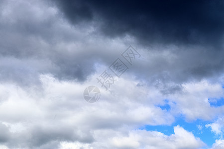 暴风雨前的黑暗云层正在震动天气雨云高度戏剧性天堂气象风暴编队天空气氛背景图片