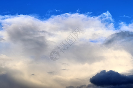 暴风雨前的黑暗云层正在震动雨云天空戏剧性日落天堂气氛天气风暴太阳形成图片