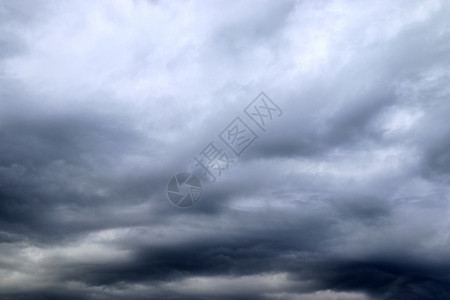 暴风雨前的黑暗云层正在震动高度蓝色天堂戏剧性雷雨风暴雨云日落空气太阳图片