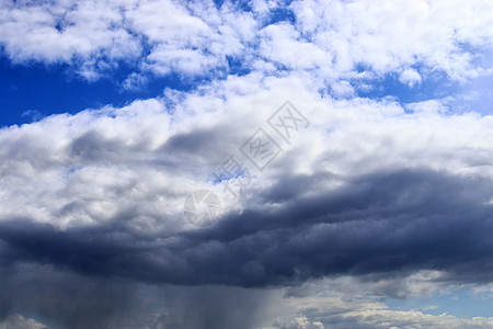 暴风雨前的黑暗云层正在震动天空雷雨天堂戏剧性雨云蓝色风暴形成编队日落图片