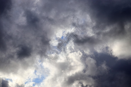 暴风雨前的黑暗云层正在震动日落气氛天堂戏剧性形成空间天气风暴太阳雨云图片
