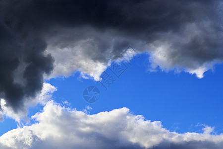 暴风雨前的黑暗云层正在震动戏剧性高度编队气象空气天堂气氛风暴天空蓝色图片