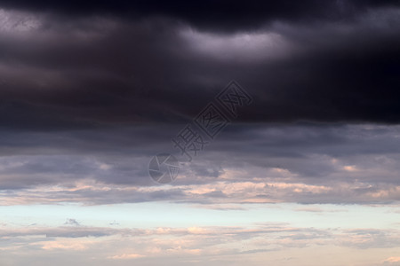 暴风雨前的黑暗云层正在震动天气戏剧性天空蓝色风暴气氛全景形成编队天堂图片