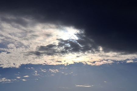 暴风雨前的黑暗云层正在震动蓝色形成气氛天空戏剧性空间风暴编队天堂日落图片