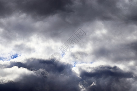暴风雨前的黑暗云层正在震动空气天堂气氛蓝色雨云风暴雷雨形成天气日落图片
