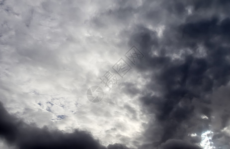 暴风雨前的黑暗云层正在震动空气全景太阳雨云高度日落风暴天气天空气象图片