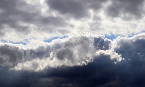 暴风雨前的黑暗云层正在震动空气雨云形成天空天气太阳气氛日落天堂风暴图片