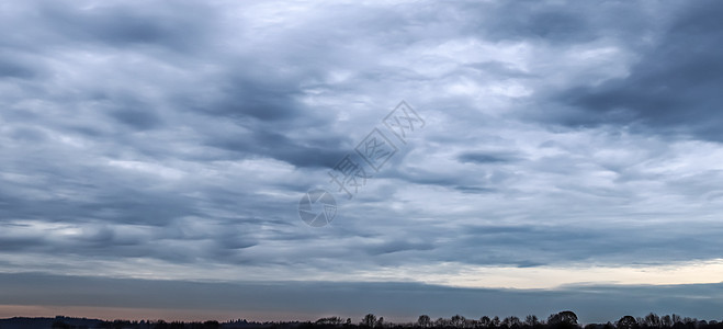 暴风雨前的黑暗云层正在震动天空天气空气蓝色高度天堂雷雨风暴雨云太阳图片