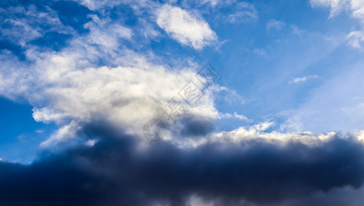 暴风雨前的黑暗云层正在震动风暴编队气氛形成空气太阳全景蓝色天堂天空图片