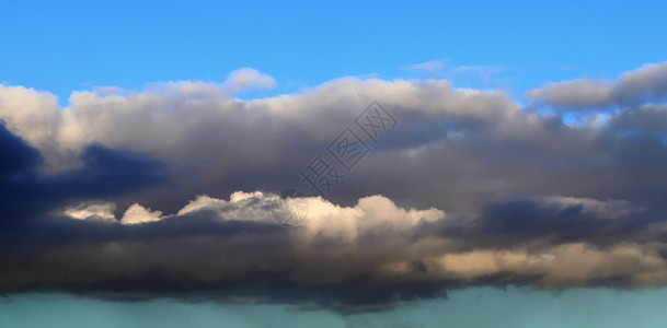 暴风雨前的黑暗云层正在震动雷雨高度气氛天空编队空气太阳雨云气象风暴图片