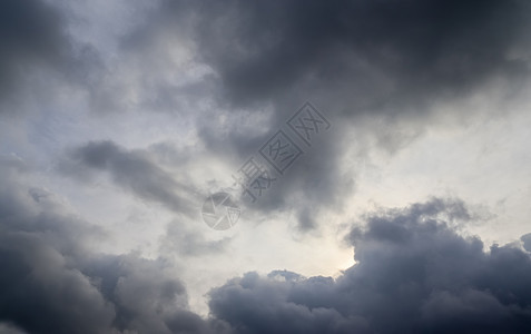 暴风雨前的黑暗云层正在震动日落空间空气天空风暴蓝色天堂天气雷雨戏剧性图片
