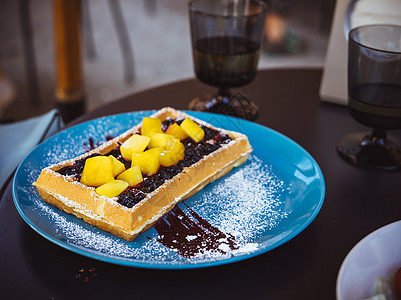 比利时水果华夫饼香蕉小吃面包蓝色蛋糕胡扯浆果奶油巧克力晶圆图片