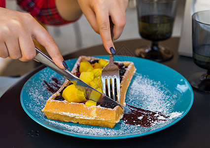 女人用手切水果的华夫饼食物午餐食欲咖啡奶油女士女性盘子早餐糕点图片