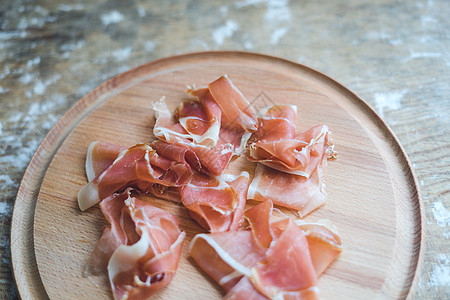 木木背景的Jamon胡椒迷迭香草本植物乳酪农场火腿木板剑纹食物熟食图片