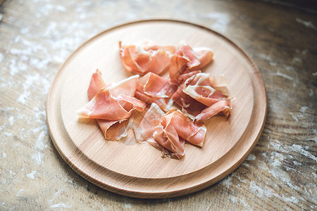 木木背景的Jamon桌子木板早餐迷迭香食物熟食农民熏肉草本植物猪肉图片