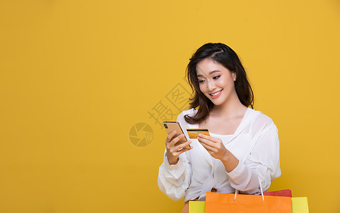 美丽的亚洲美丽快乐的年轻女士 微笑着欢笑幸福礼物时尚购物信用卡顾客销售部门女孩成人图片