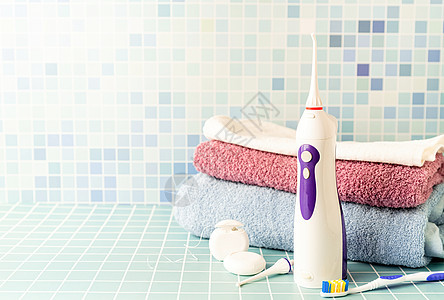 电子牙刷喷牙器 牙刷和一堆毛巾前视镜复制空间健康浴室药品打扫紫色刷子牙线口腔工具静物图片