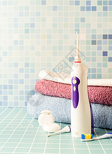 电子牙刷喷牙器 牙刷和一堆毛巾前视镜复制空间配饰紫色蓝色健康浴室静物牙线打扫工具口腔图片