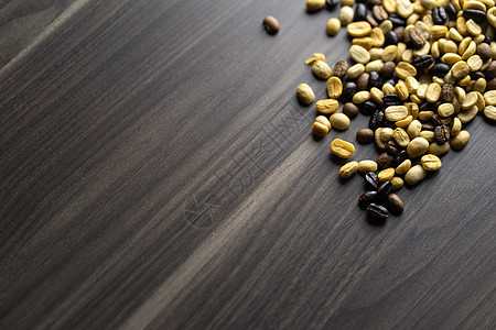 咖啡豆 未在木材上烤熟的咖啡豆咖啡粮食棕色框架宏观黑色咖啡店食物杯子营养图片