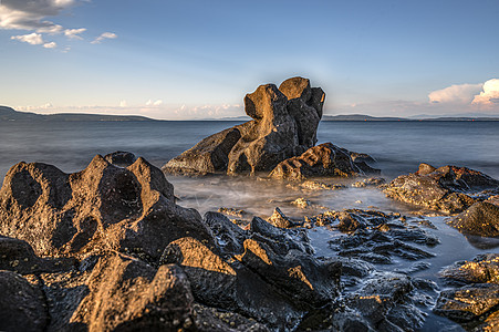 岩石长期暴露天空海景海洋地平线石头蓝色海岸线日落海浪支撑图片